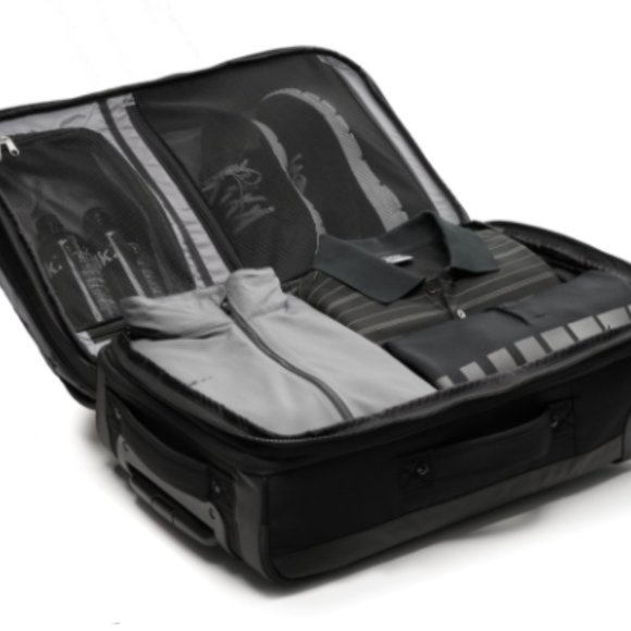 Nike Elite Roller Luggage Brand New - Picture 2 of 2